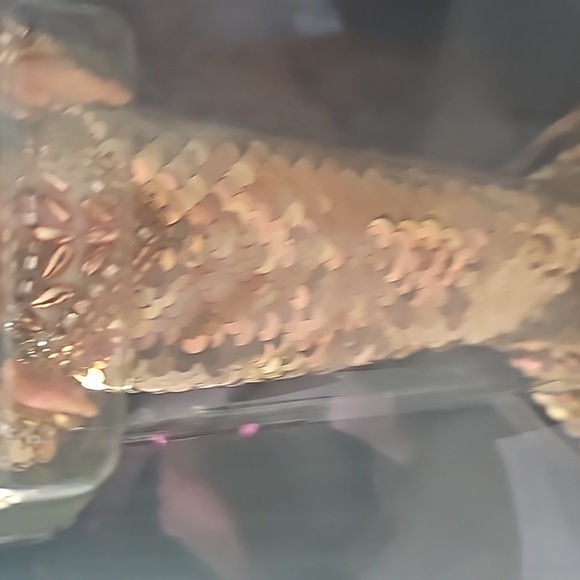 Barbie Bob MackieGold Limited Edition w/ Acrylic Display case - Picture 9 of 9